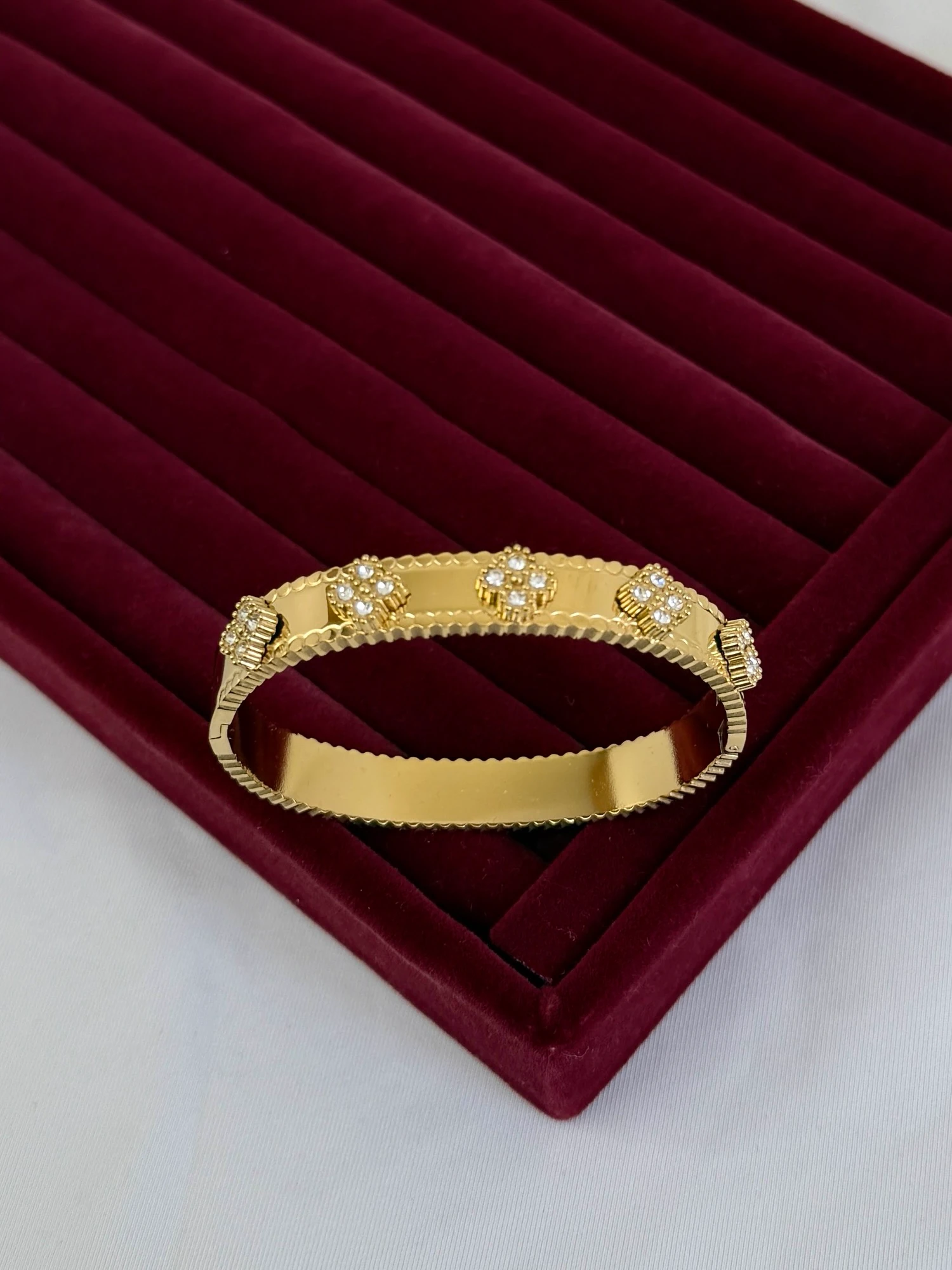 çelik gold beş yonca taşlı kelepçe
