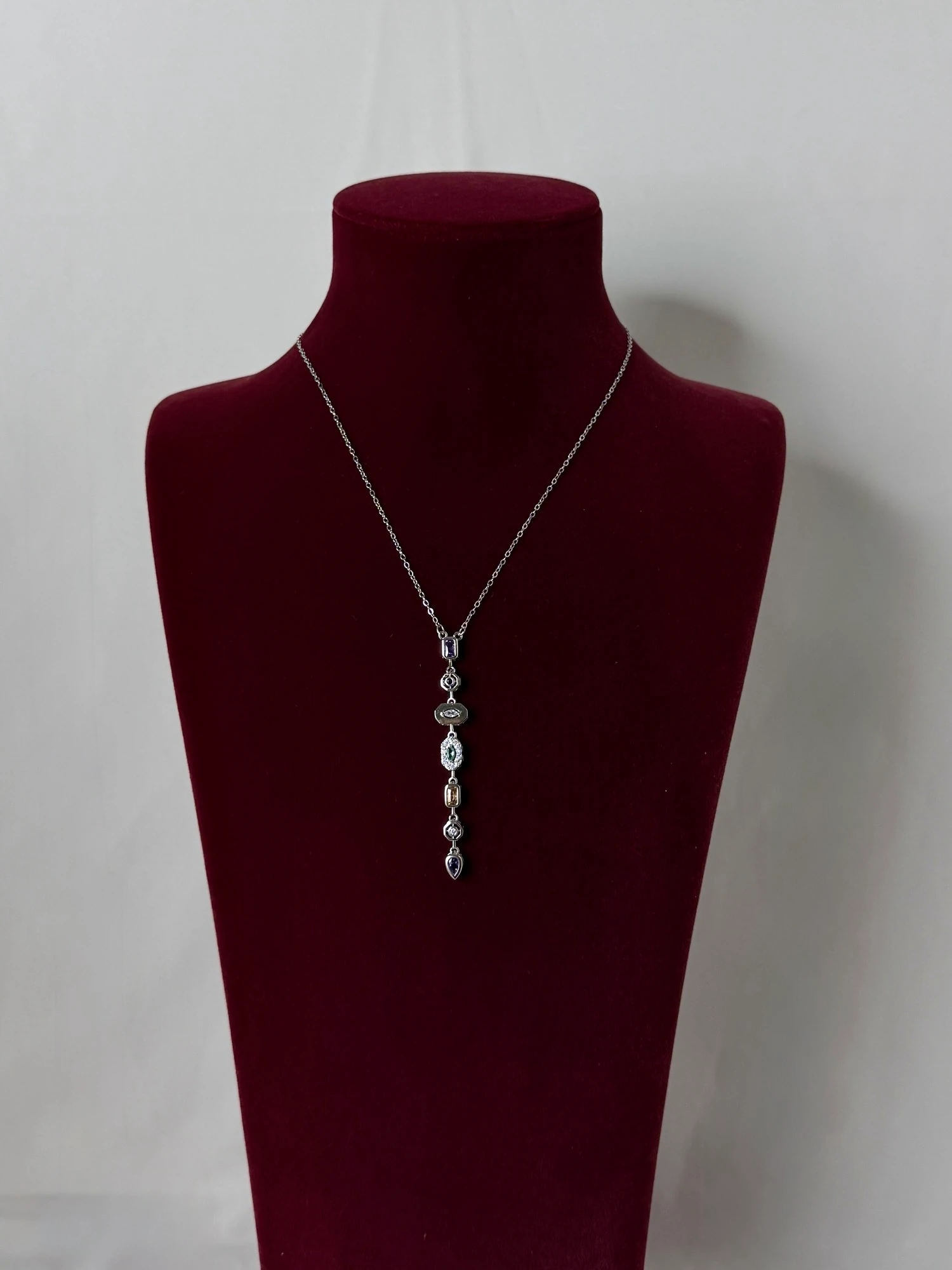 çelik silver renkli taşlı kolye