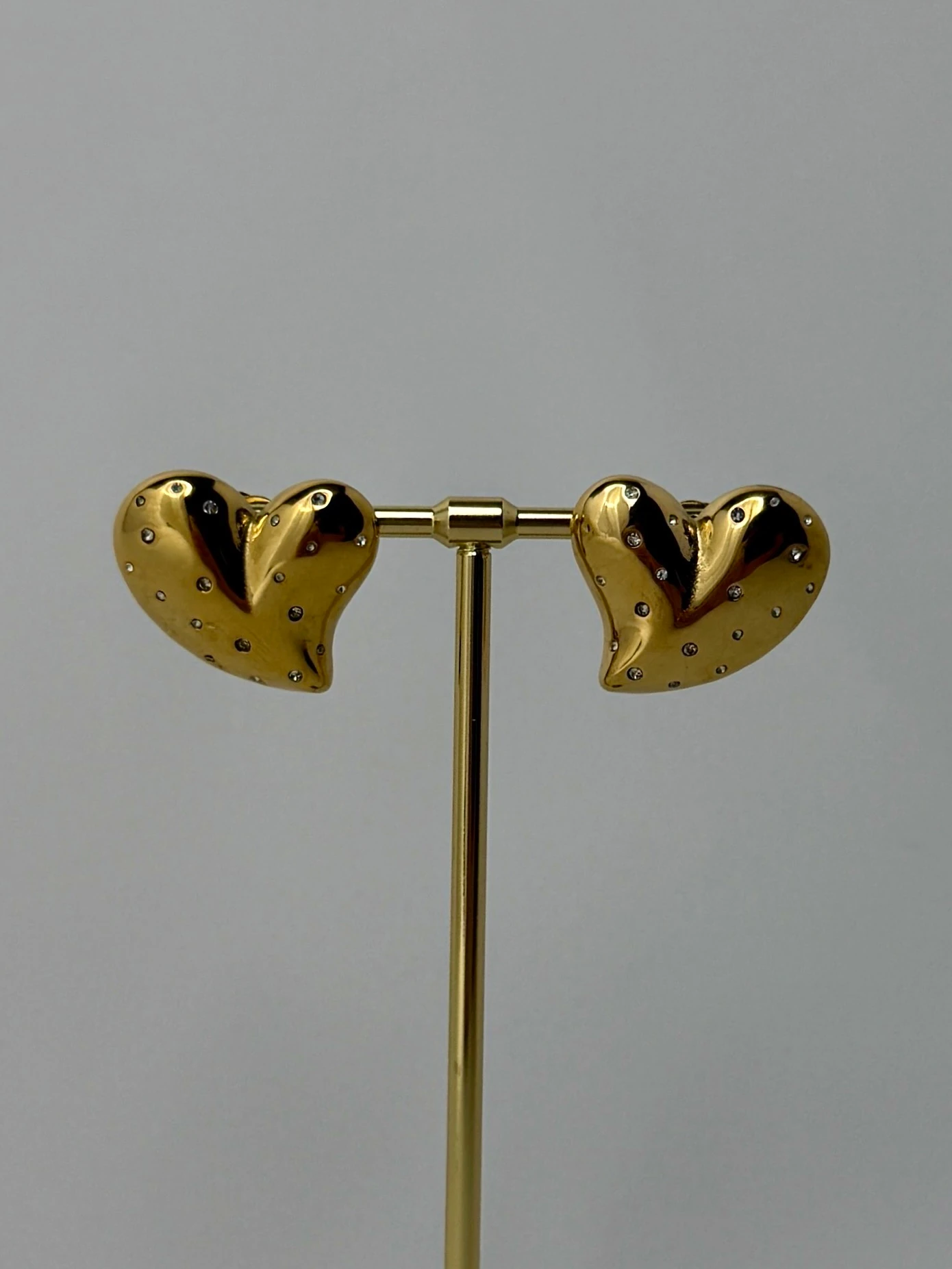 çelik gold kalp nokta taşlı küpe
