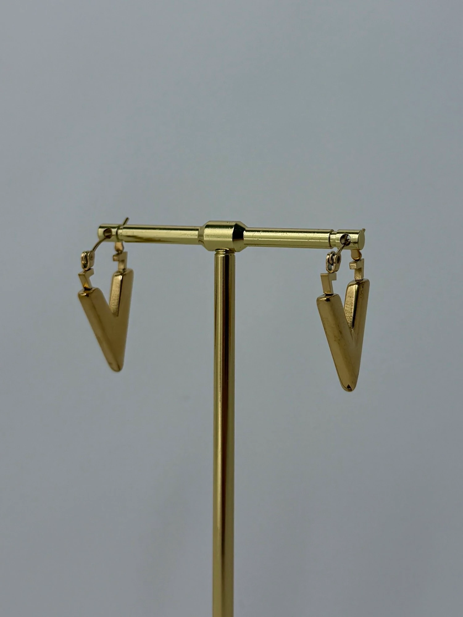 çelik gold v desen küpe