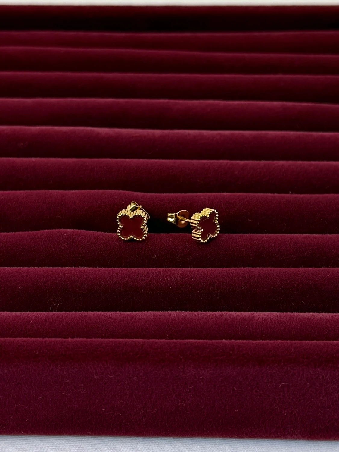 çelik gold küçük yonca bordo küpe
