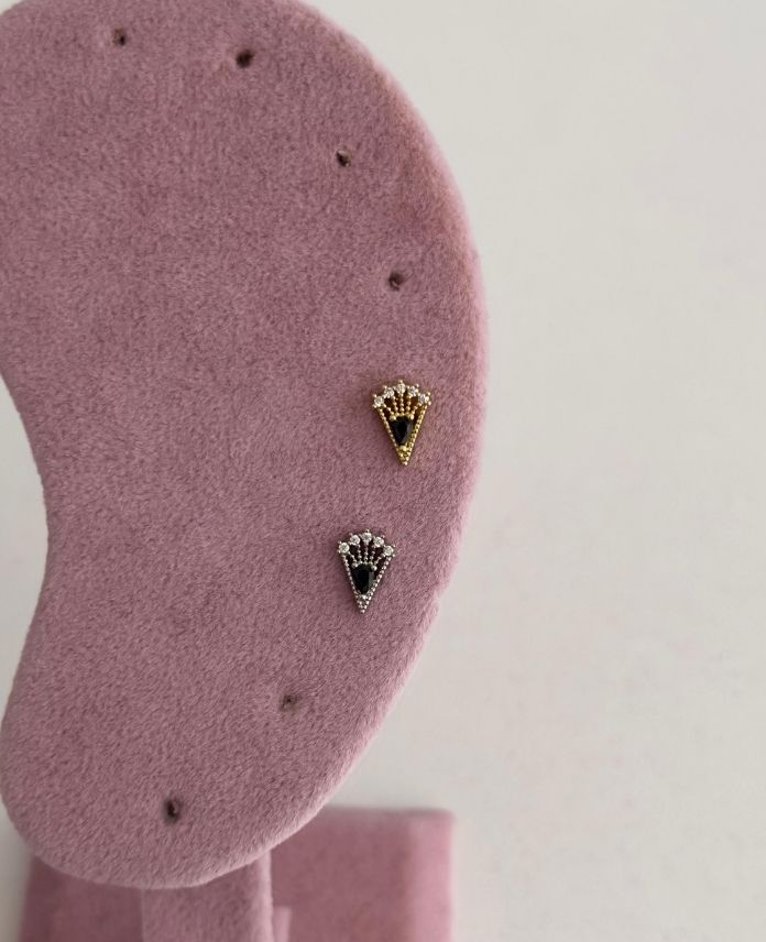 Çelik Üçgen Siyah Beyaz Tragus Piercing (Arkası Düz)