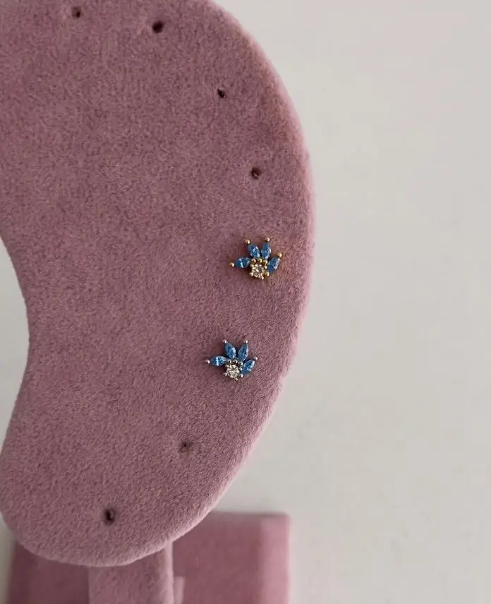 Çelik Kanat Mavi Beyaz Tragus Piercing (Arkası Düz)